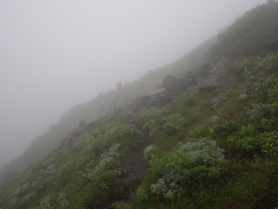 丸山に向かう登山者