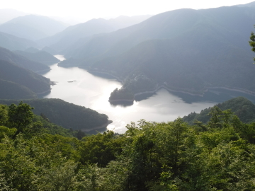 奥多摩湖と倉戸山方面