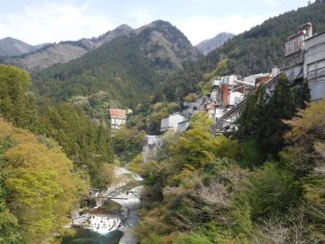日原川に架る橋の上から