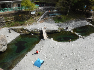 さらに上流の橋の上から
