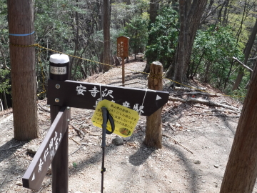 直角に曲がる登山道