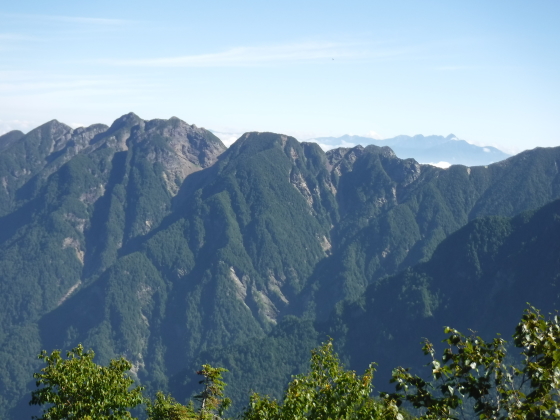 鋸岳、奥に八ヶ岳