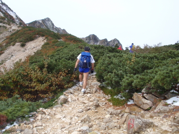 先行する登山者