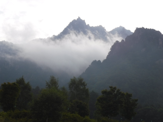 朝もやの瑞牆山