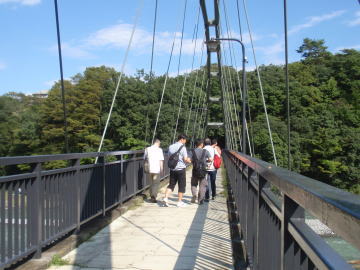 橋を渡る学生