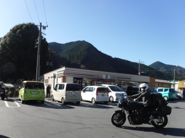 駅前のコンビニ