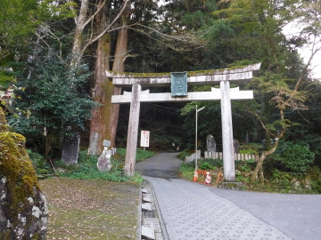 表参道登り口に出る