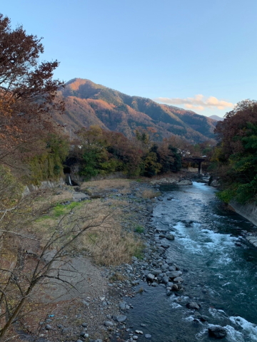 桂川を渡る