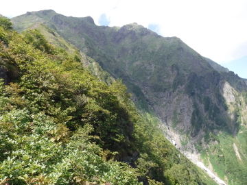谷川岳山頂を見上げる